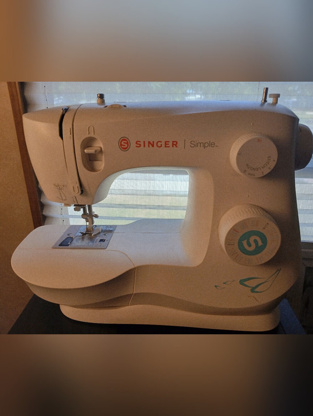 Singer Simple White Sewing Machine - Lightweight Home Sewing